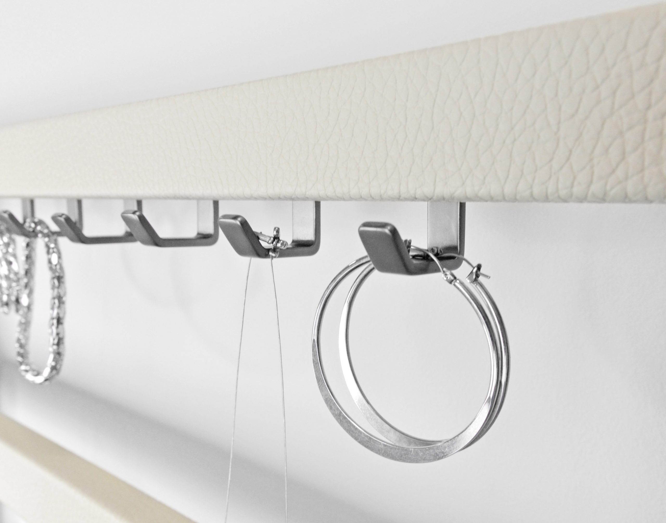 TAGHardware_SG-OYS_SYMPHONY_TripleHook_JewelryApplication